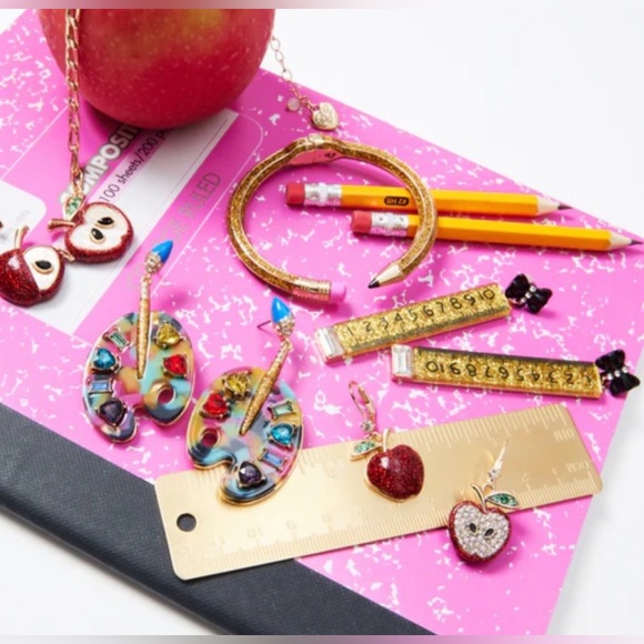 NWT ⚜️🖤⚜️ Betsey Johnson BACK TO COOL RULER DROP EARRINGS GOLD - Picture 5 of 8